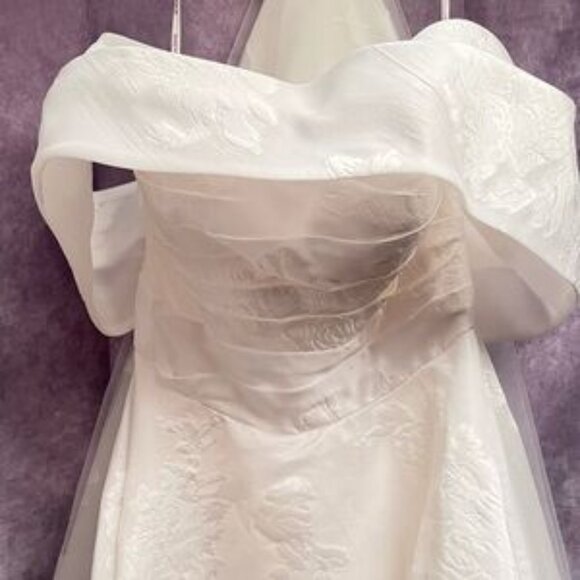 Cream Off-Shoulder Wedding Gown with detachable shawl bodice - Picture 2 of 6